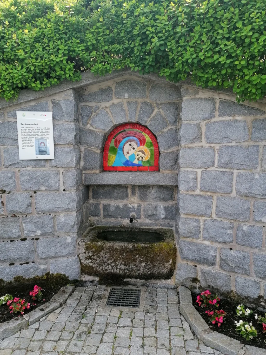 Johannesbrunnen mit buntem Mosaik am Johannesweg