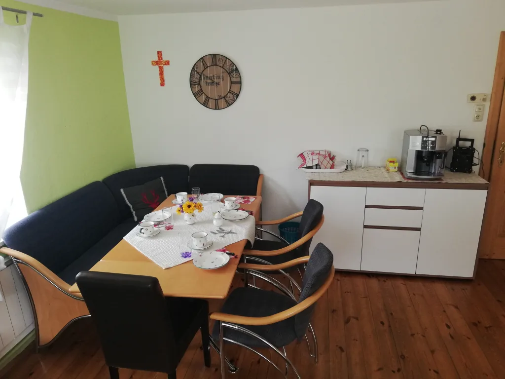 Frühstücksraum mit Eckbank, Tisch und Anrichte