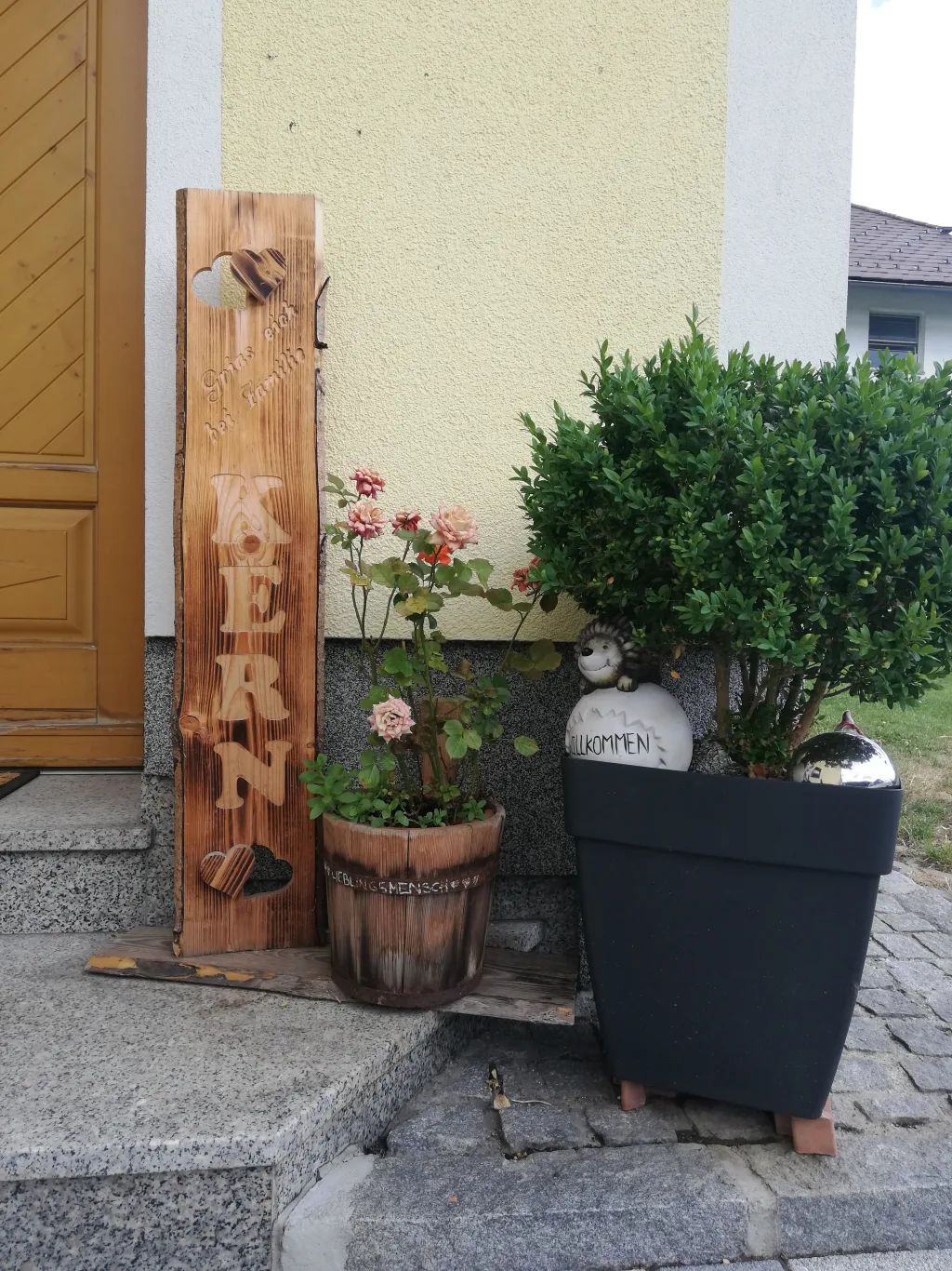 Holzschild mit dem Namen Kern neben der Haustür