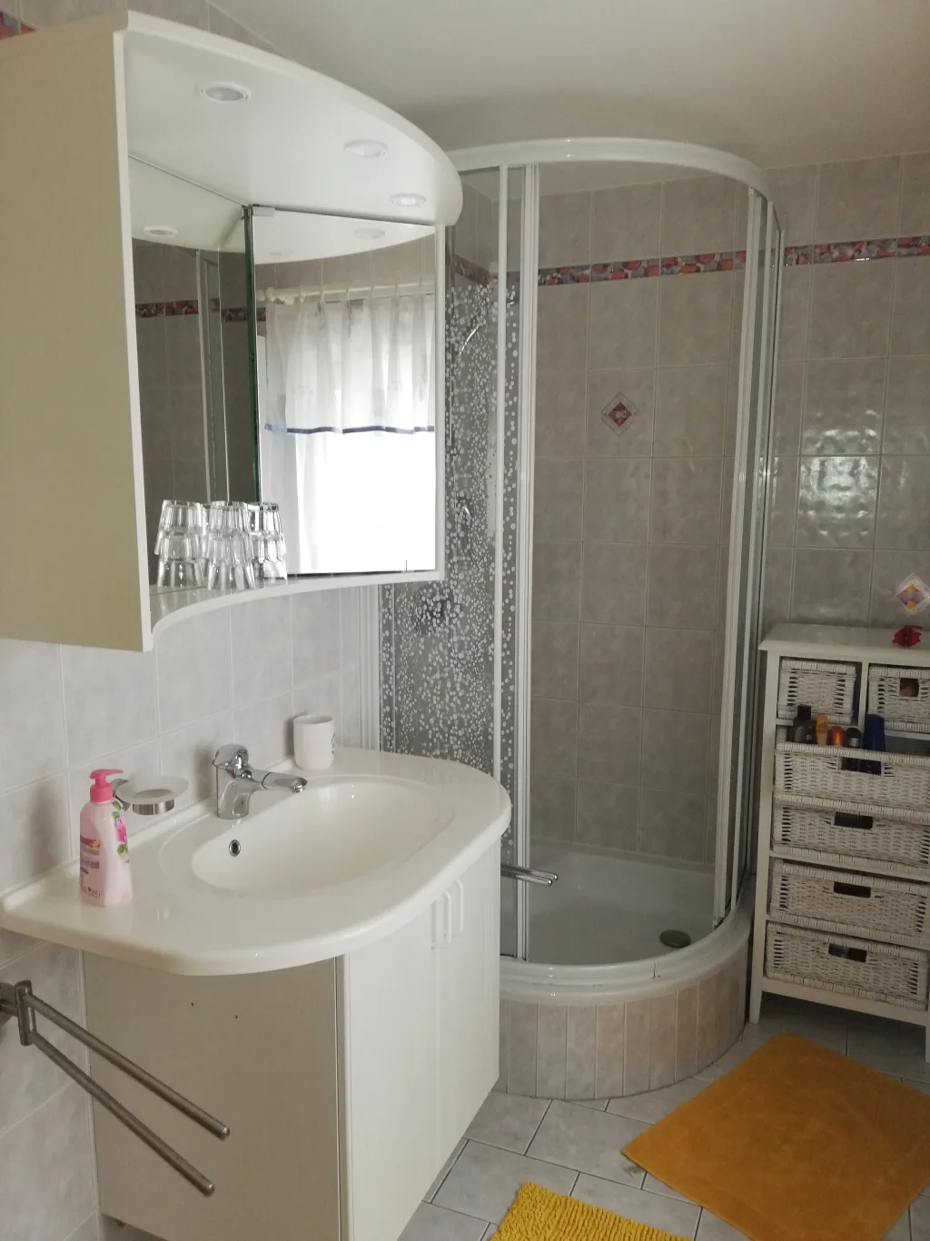 Badezimmer mit Dusche und Waschbecken
