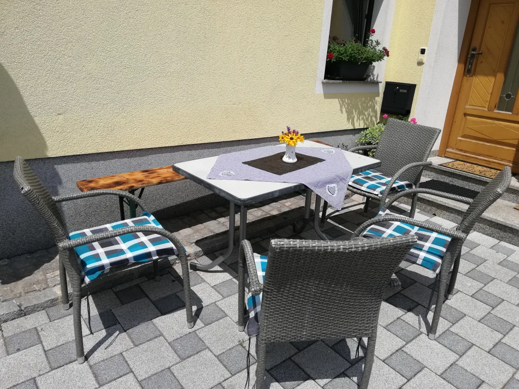 Terrasse mit Gartenmöbeln und Polstern